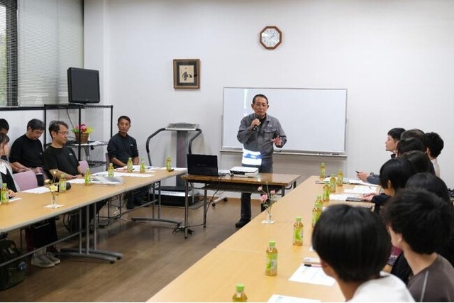 鍛造加工について熱く語る川上社長(中央)