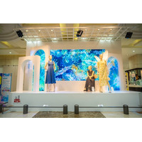 一旗プロデュース・ジェイアール名古屋タカシマヤ館内装飾「It's a Wonderful Meeting!」のムービーを展示中。「開放感ある鮮やかな夏の情景」をテーマにしたデジタルコンテンツ。