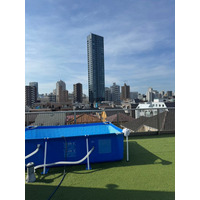 豊島区に新たな夏の体験を。クロスホーム高松IIの屋上にプール設営、7月1日よりレンタル開始 ～3m×2mの循環ポンプ付きプールで、特別な夏を屋上で。ふるさと納税にも対応～