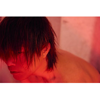 人気声優・谷山紀章の最新写真集「KRONICLE」より新着カットが初公開！ 魅惑のセクシー脱衣ショット＆対照的なウサギの着ぐるみ姿も