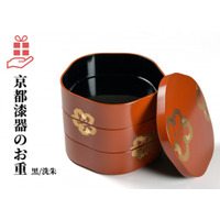 祝いの席を華やかに彩る、伝統の「梅型三段重箱」