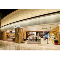 福岡国際空港、スタッフサイネージ(R)導入で約300名の情報共有をDX化― 免税店拡張・スタッフ増員に伴い、効率的な業務運営を実現