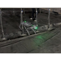 四足歩行ロボットによる吊り足場での安定歩行試験に成功