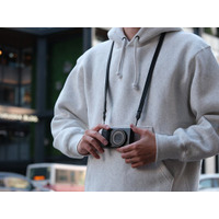 シンプルで簡単に着脱できるレザーストラップ『クラシコ・セルペンテ』に、GORE-TEX仕様のエコレザーを採用した「オールブラック」登場