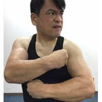 武道と兼ねてアームレスリングやボディビルで培った圧倒的なパワーを専門的な強みとして前面に！アジアのパワー系アクション俳優の先駆者　大東賢　