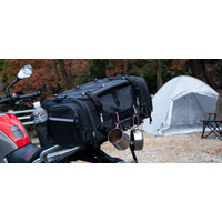 日帰りツーリングやキャンプでも大活躍。大容量×コンパクト設計で支持される人気のPYKES  PEAK「バイク用シートバッグ」がついに再販開始！