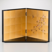 【法人ギフトに最適】箔一「花見鳥 台付屏風」―金沢箔が輝く高級贈呈工芸品