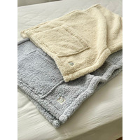 SNSで話題の「ゴリラシリーズ」とのコラボレーション！「富士山みくりや溶岩パウダー」を使用したあったかグッズ新登場 ― 3WAYブランケット「ゴリラのハグ」