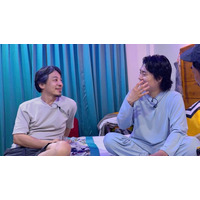 令和ロマン・くるま、人生の大先輩とラブホ風のベッドで添い寝！？ひろゆき、M-1芸人＆スタッフにガチダメ出し＆くるま「謎の言語を話す女性」から突如罵声を浴びて困惑／『世界の果てに、くるま置いてきた』#9