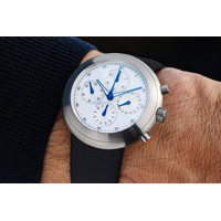 スイス時計ブランド「IKEPOD / アイクポッド」が1990年代のアイコンモデルを再構築、「HEMIPOD / ヘミポッド」が進化を遂げ帰還します