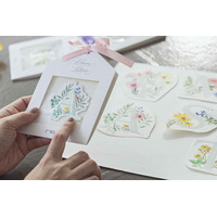 デジタルにはないアナログのぬくもりが、あなたの大切なものに個性を添える「イニシャル刺繍ステッカー」新発売