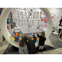 【開催レポート】フランス・パリ「メゾン・エ・オブジェ」で日本の“楽がき文化”が喝采！誕生20周年の「キットパス」、窓ガラスをキャンバスに変えるライブペインティングで世界を魅了