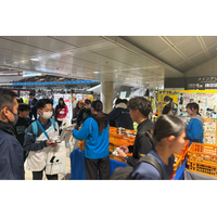 満員の東京体育館で和菓子をお渡し 創業50周年の明日香野が「東京インドア 全日本ソフトテニス大会」に参加