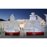 ひな人形をモチーフにした氷像を展示