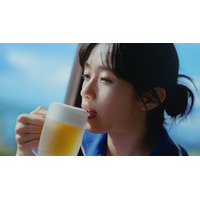 河合優実さんの初出演酒類CM 「沁みわたる青」篇 メイキング＆インタビューが追加公開！