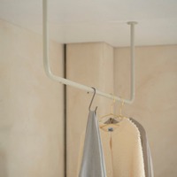 生活感がにじみやすい室内干しを、すっきりと美しく。天吊りハンガーバーに新色「グレージュ」登場