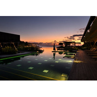 【星のや沖縄】夏の夜空に染まるインフィニティプールで、波音と三線の音色に涼む「宵涼みナイトプール」提供