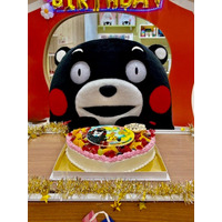 くまモンの活動拠点「くまモンスクエア」にて、くまモンの誕生日イベント開催。海外での人気に応じて、楽曲『かモン！くまモン！』の英語、中国語、韓国語、フランス語、タイ語バージョンを発表！