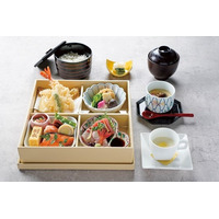 【明治記念館】鮨・天麩羅・鉄板焼「羽衣」では、平日ランチ限定で団体旅行や訪日ツアーなどに最適な「季節の四つ切り弁当膳」をご提供。旬の味覚を詰め込んだ内容で、短時間でも満足度の高い食事を楽しめます。