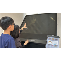 子どもたちが“空中図鑑”を体験。鹿児島市立科学館に未来コンピューター登場。