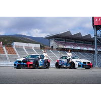 BMW & MINI Racing 2026 RD.1で新コスチューム初披露 北川エリナ氏・朝倉咲彩氏が開幕戦を彩る