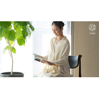 「カーデはかさばる、ストールは落ちる」悩みを解決。冷えとストレスから守る“着るストール”をパジャマブランドが発売｜パジャマ屋IZUMM