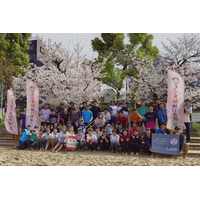 桜咲くビーチに活気、春の競技シーズン入り！創業50周年の明日香野が桜ノ宮オープンビーチテニス大会に参加して和菓子をお届け