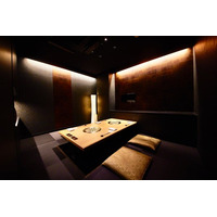 【西麻布で外さない記念日デート】完全個室焼肉「うしと」からサプライズの新提案。枯山水を表現した“食べる芸術”に、想いを刻印する新デザートサービスが誕生。