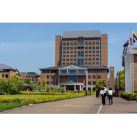 【関西外国語大学】満開のハナミズキの下、オープンキャンパスが開かれ、2000人を超える人が訪れました。次回は6月21日（日）です