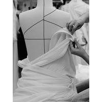 【Dior】カーリー・クロスがメットガラ 2026で着用したドレスのサヴォワールフェールを公開