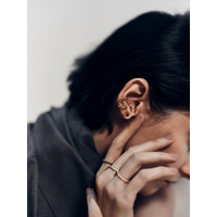 【PLUS VENDOME】極細のラインで描く「FINELINETATTOO」コレクションに、耳元に洗練された輝きを添えるレイヤード自在な新作イヤーカフが登場。