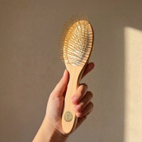 大ヒットカッサヘアブラシにロゴエンブレムが入り高級感アップ。「プレミアム FOX カッサ ビーチウッド ヘアブラシ」7月10日新デザイン発売