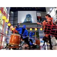 ブルーマン、3年連続で「歌舞伎町 BON ODORI」に登場！ 真夏の歌舞伎町を“青く”染める！