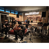 ロックバンド・アンダーグラフ　全編インストゥルメンタルライブ「Enjoy & Relax with Music by UNDER GRAPH」映像を館内上映