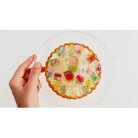 昨年即完売の人気作が今年も。10月の誕生石「トルマリン」を表現した“食べる宝石タルト”を2026年9月24日正午より数量限定販売