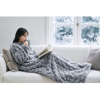 毛布から出られない冬に、“動けるこたつ”という新提案。HAGOOGIから「着る電気毛布」が登場