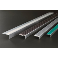 株式会社アシストでは、LIXIL循環型低炭素アルミ「PremiAL R100」を使用した階段すべり止め製品と床見切り製品を導入。
