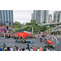 四川省自貢の街で恐竜がテーマのパレードを開催