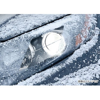 “LEDヘッドライトに雪が付いて暗い”悩みに、着雪を抑える防雪フィルムを発売