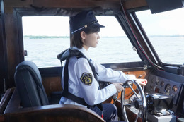 元乃木坂46・山下美月、華麗な“船さばき”を披露!ドラマ『新東京水上警察』場面写真が公開