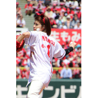 神田愛花、初の始球式で見事なノーバウンド投球！ 画像
